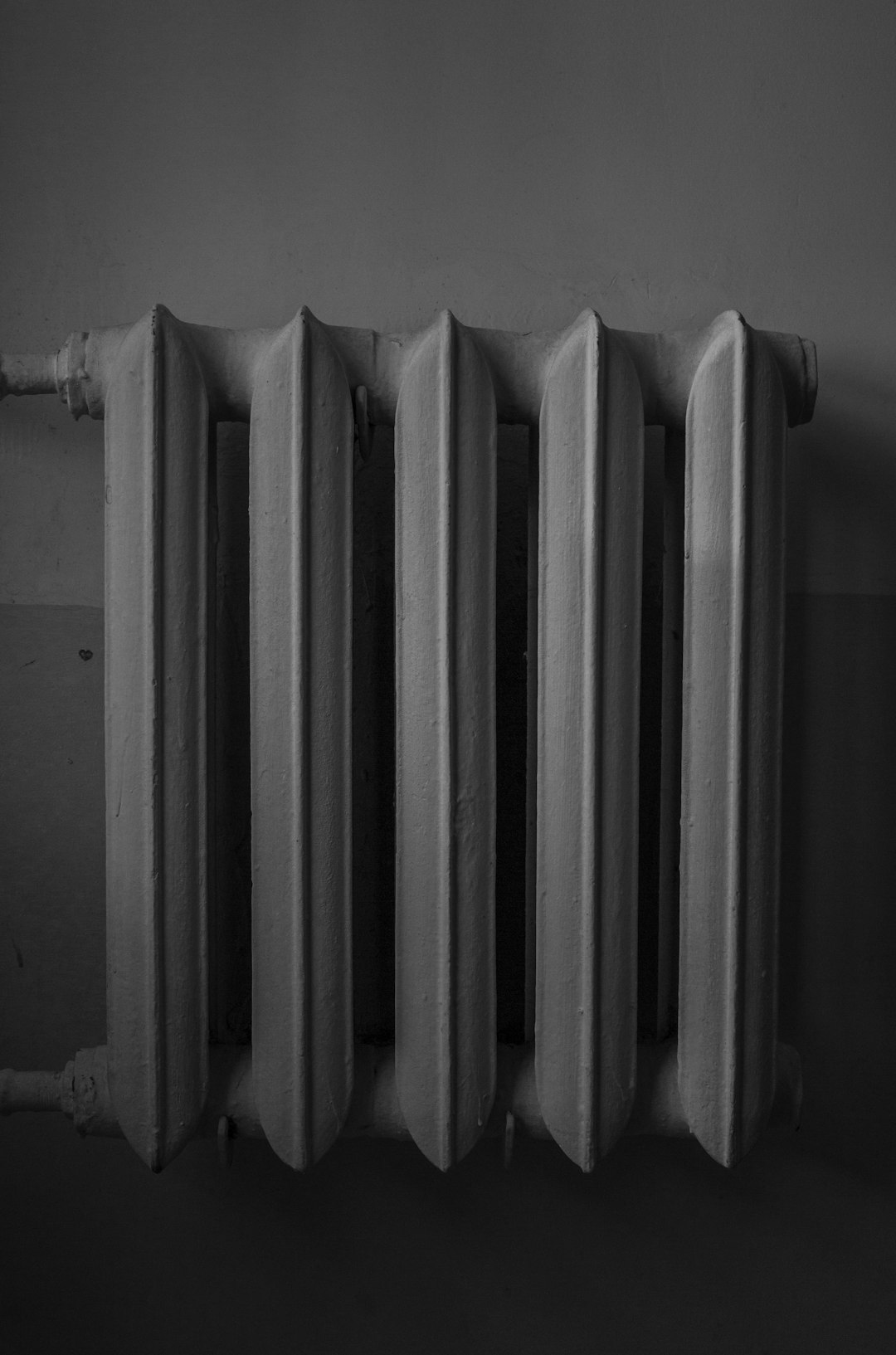 white-radiator-heater-on-white-wall-hu6xl7ljxh4